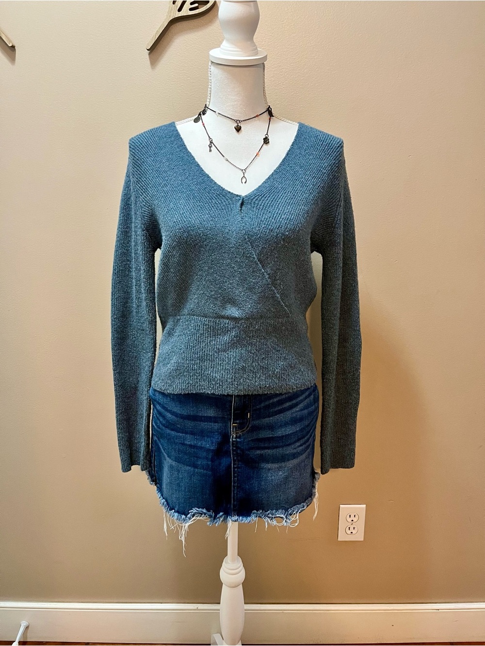 Pink Rose V Neck Crossover Teal Sweater Size Small
